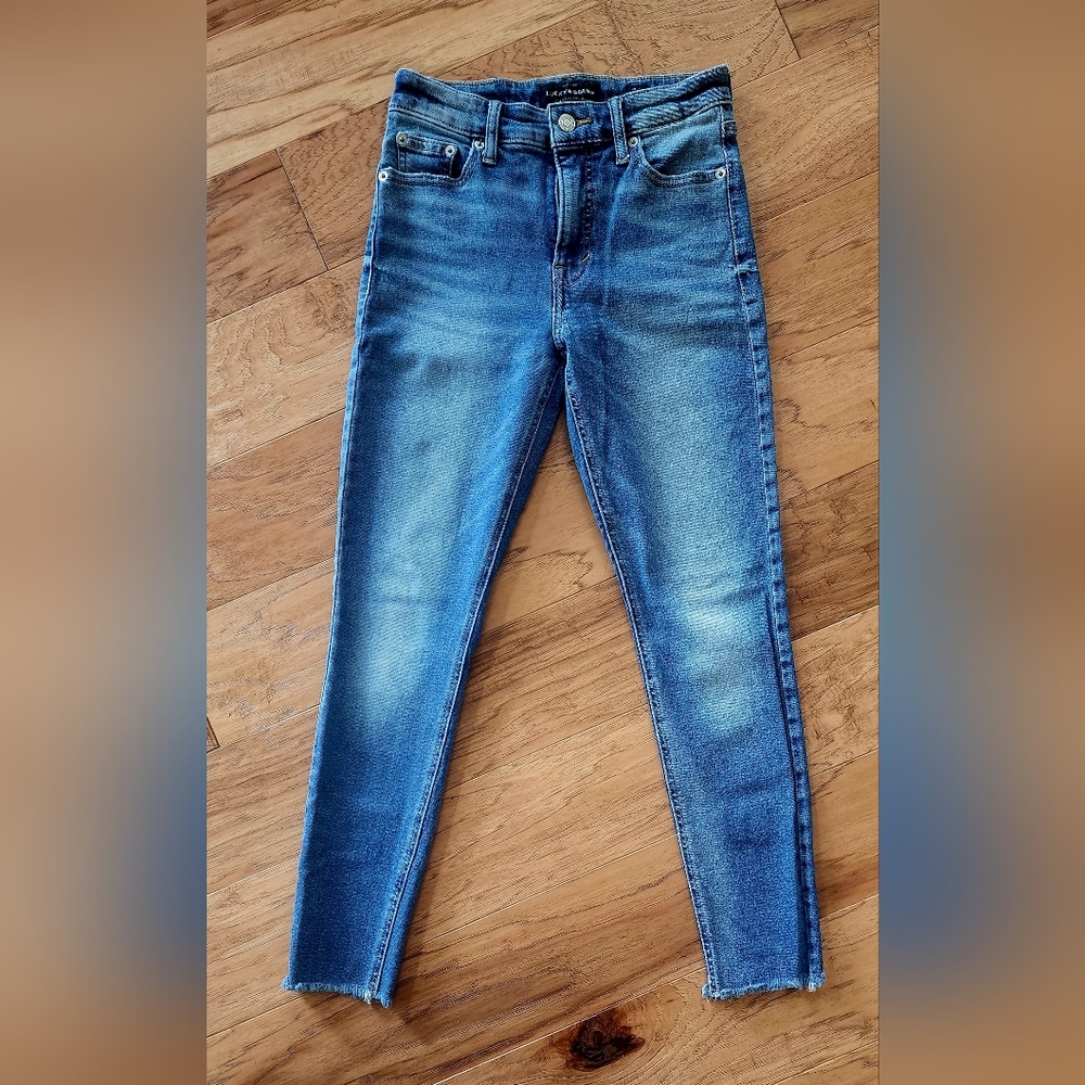 Lucky brand ankle length, semi stretchy jeans
